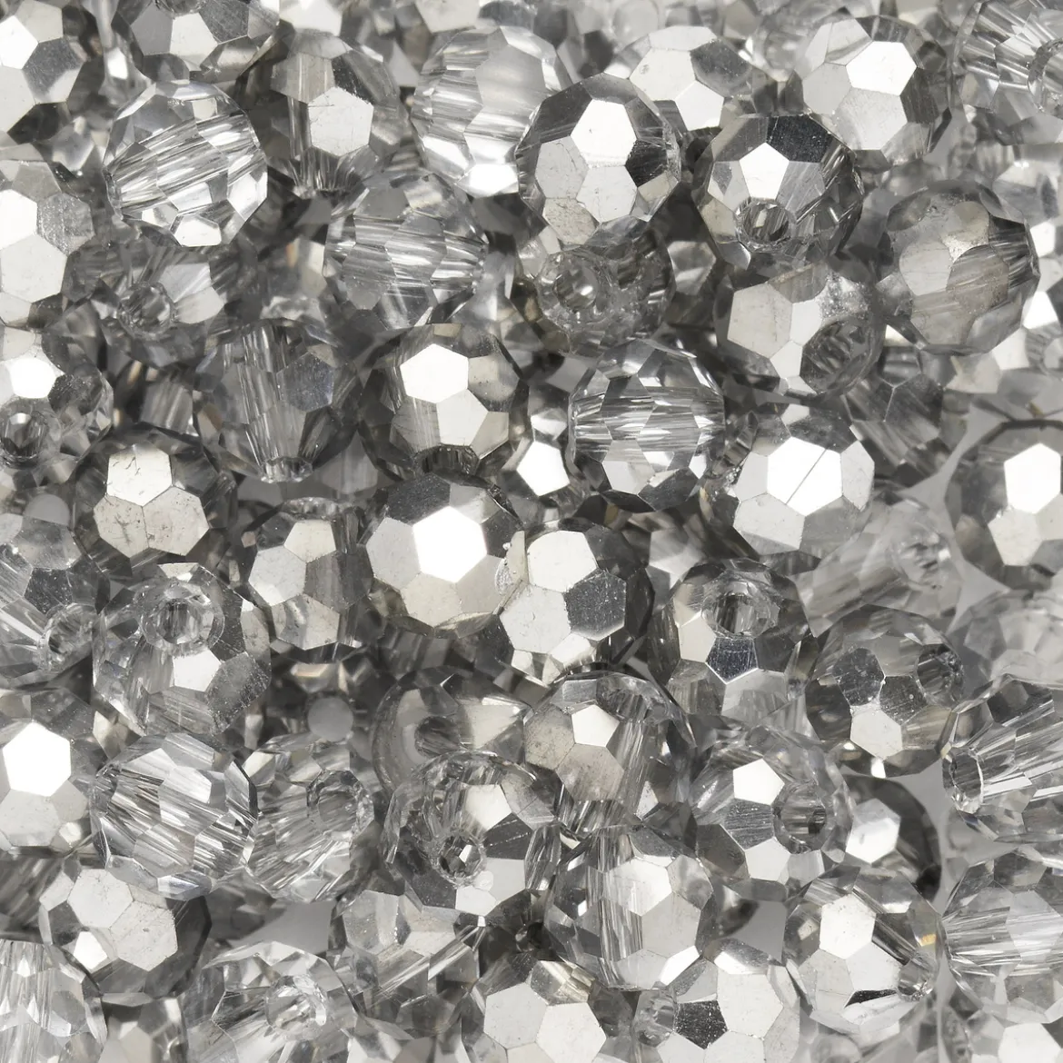 95 fasetterte glassperler på streng, 4 mm i diameter – sølv
