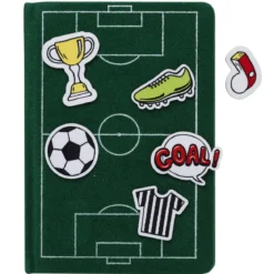 A5-notatbok med grønt filtomslag og fotballbane + 6 borrelåsmerker. 64 ark / 80 g/m²