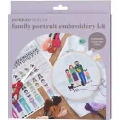 Broder et familieportrett – sett med broderiring, broderitråd og mønster