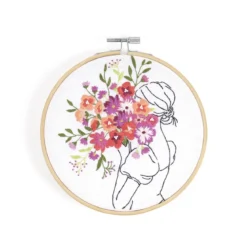 DMC Broderisett Floral Embrace – alt for å brodere en silhuett som bærer på en bukett, Ø14,5 cm