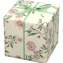 Gavepapir på rull 10 m × 57 cm – offwhite papir med vintageblomster