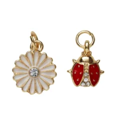 2 gullfargede anheng / charms med strass, marihøne 10×13 mm, blomst hvite blader Ø13 mm