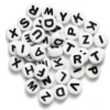 130 hvite bokstavperler A–Z med svarte bokstaver, diameter 7 mm