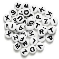 130 hvite bokstavperler A–Z med svarte bokstaver, diameter 7 mm