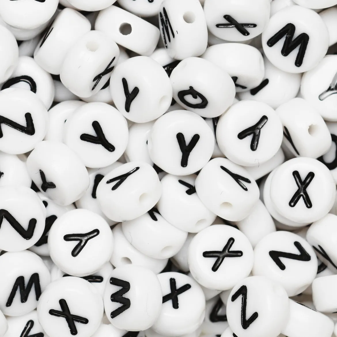 50 hvite bokstavperler Q, W, X, Y, Z med svart trykk – Ø7 mm