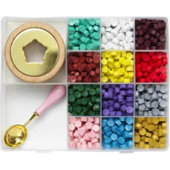 Kit med 12×3 gram voks, skje og holder for å lage fine lakksegl