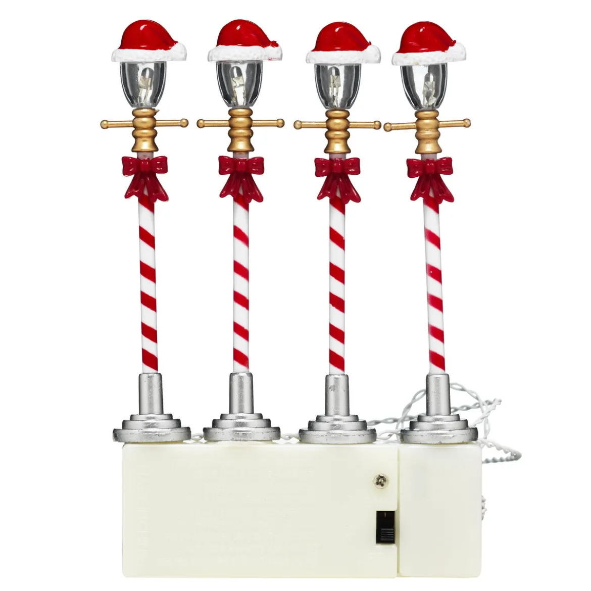 4 lyktestolper med LED-lys og nisselue! 10 cm høye. Drives med 2 AA-batterier (ikke inkl.)