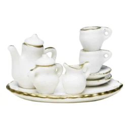 Miniatyrkit med et lite teservise av porselen, fatet er 6 cm langt