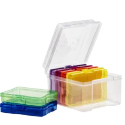 Oppbevaringsboks av plast, 18,5×21,5×14 cm, med 6 esker i ulike farger på 17×12×3 cm