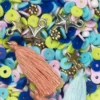 Perlemiks med flate perler / heishiperler Ø6 mm og diverse tilbehør – limegrønn og blå fargemiks