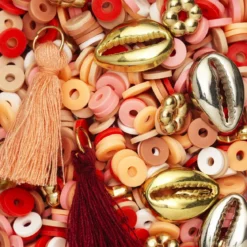 Perlemiks med flate perler / Heishi-perler Ø6 mm og diverse tilbehør – rosa og rødt tema