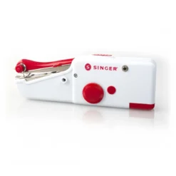Singer håndholdt symaskin i lite format – perfekt for reiser eller enklere syprosjekter. Størrelse: 21×5×7 cm