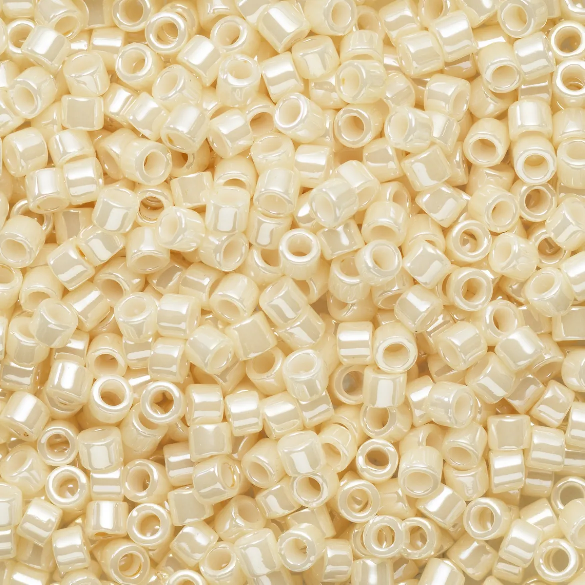 TOHO-perler 11/0 – lyst sneglehus, 123 Opaque lustered light beige