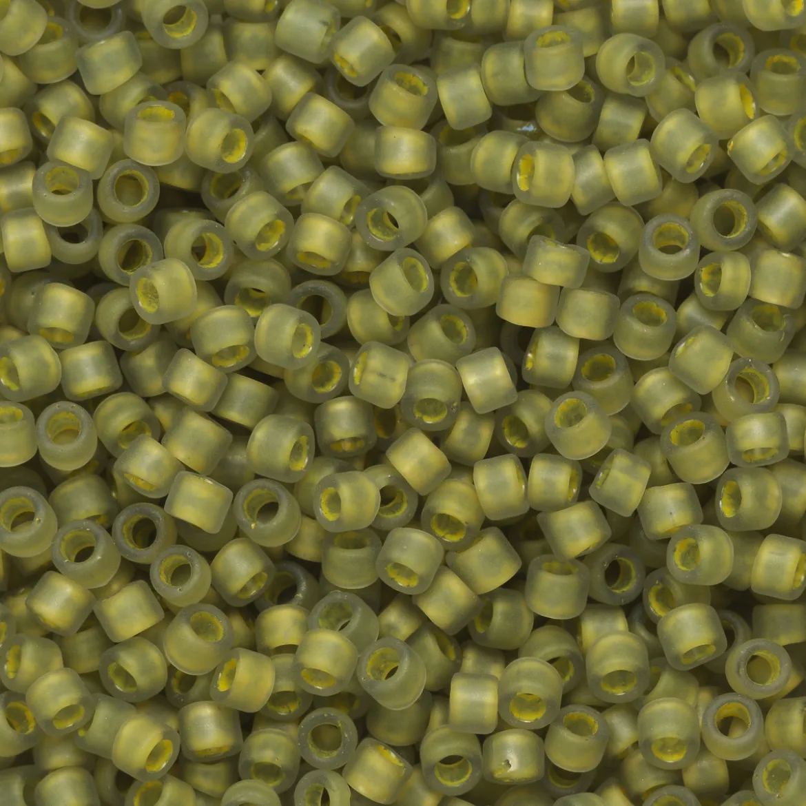 TOHO-perler 11/0 – olivengrønn frostet, 246FM Frosted yellow-lined black diamond