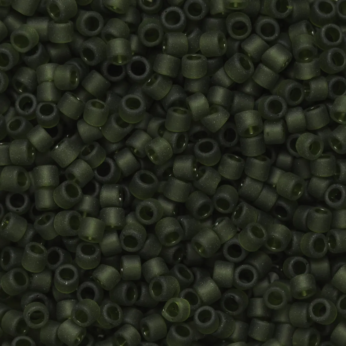 TOHO-perler 11/0 – skogsgrønn matt, 940F Transparent frosted olivine