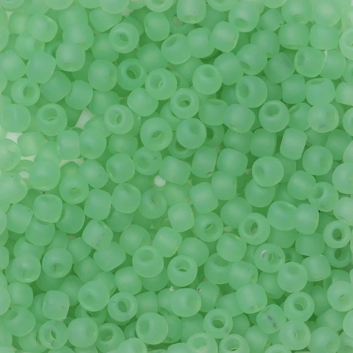 TOHO-perler runde 11/0 – lysegrønn, 144F Ceylon frosted celery