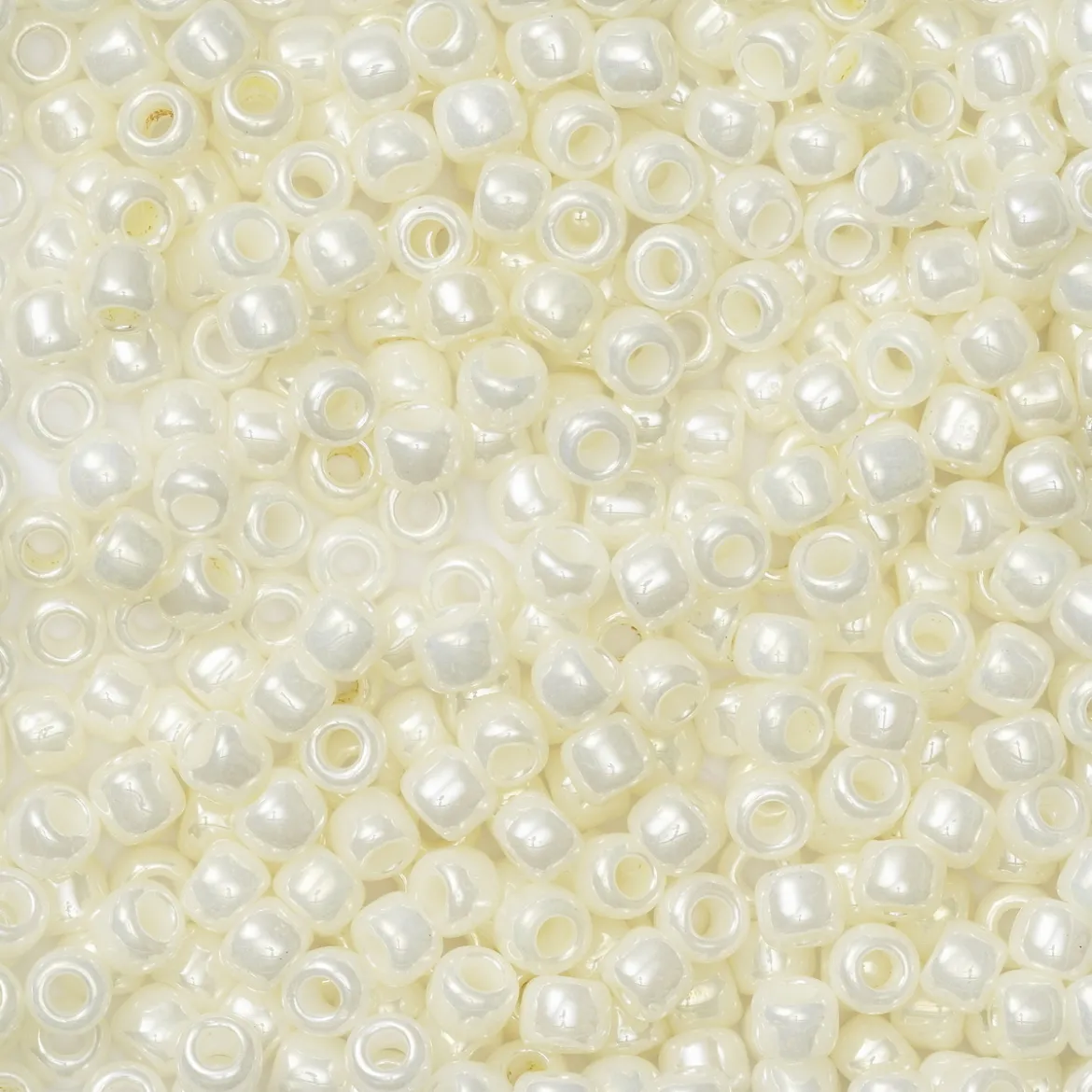 TOHO-perler runde 11/0 – perlemor, 122 Opaque lustered navajo white